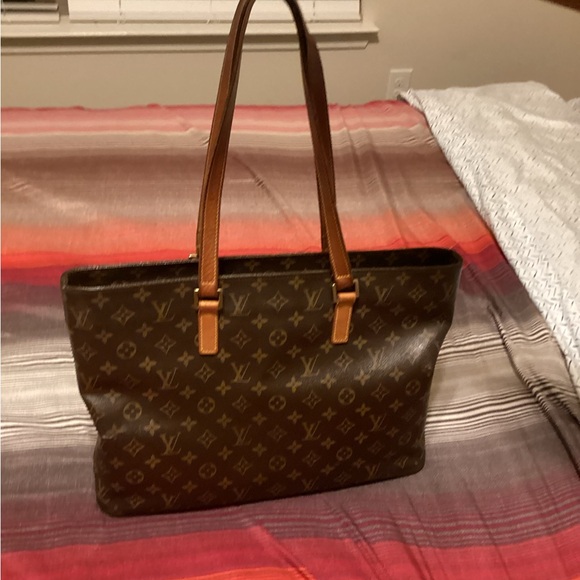 LV monogram tote have 2 small tear hardly noticeable - Picture 8 of 9